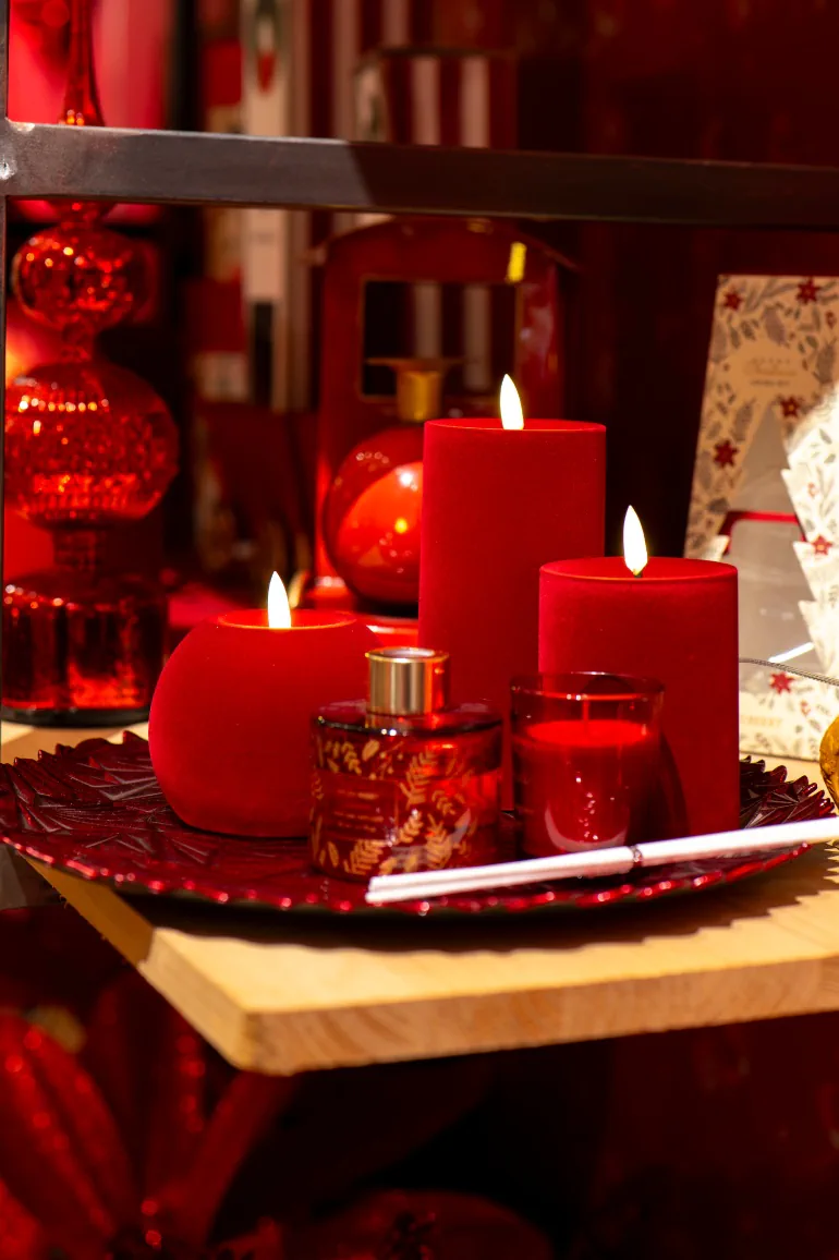 Set con candele finte, piatto rosso di supporto e profumatore d'ambiente