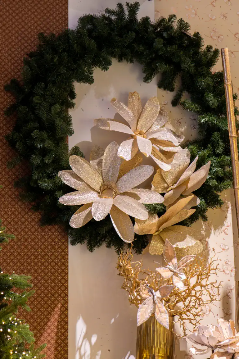 Ghirlanda di abeti con decori floreali