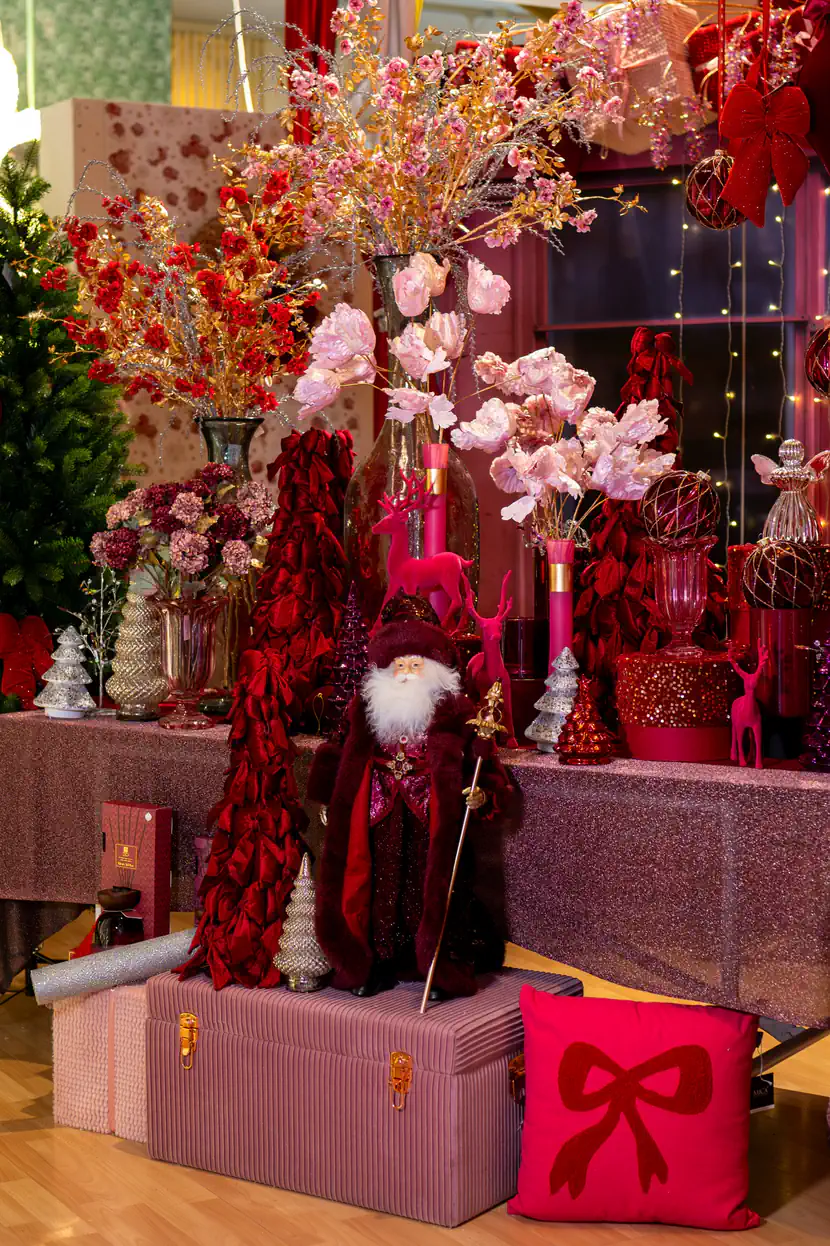 Renna fucsia con palline rosse e albero rosa, con scatole glitterate color rosso bordeaux