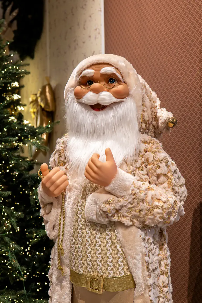 Babbo Natale avorio con mantello di pelliccia e dettagli dorati