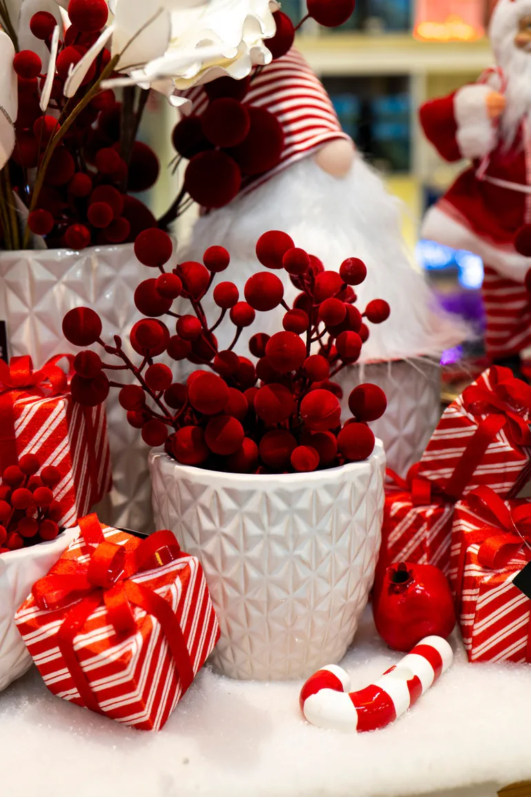 Vaso bianco a rilievo con bacche rosse e pacchi a righe rosse e bianche