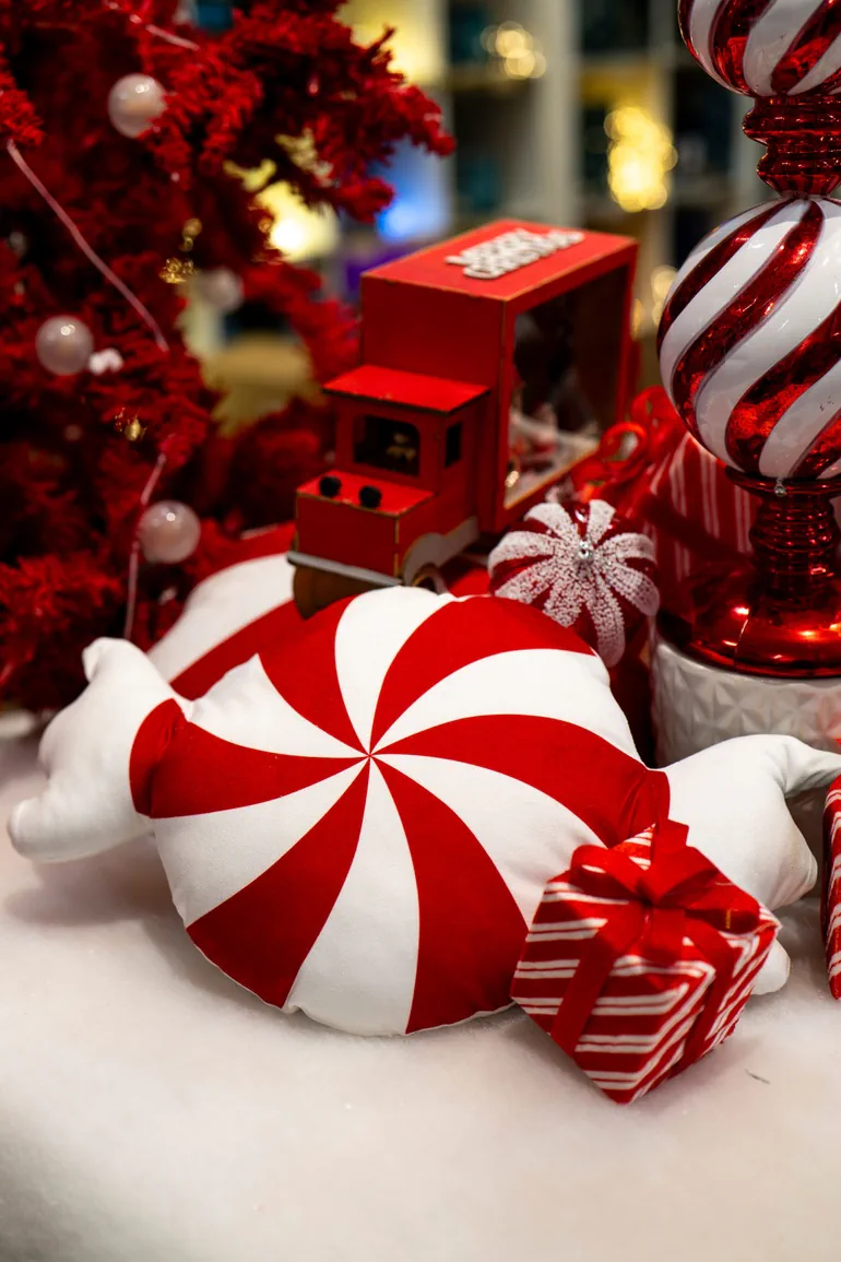 Caramella gigante a spirale rossa e bianca con pacchi regalo a righe