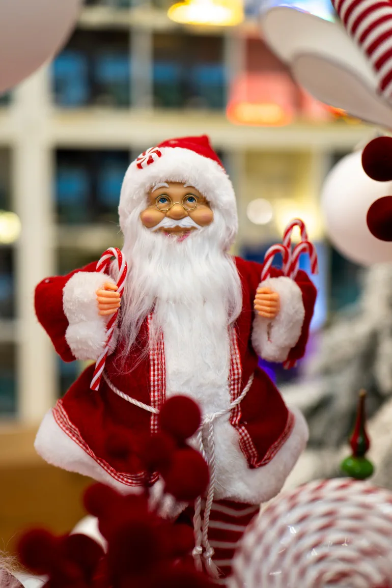 Babbo Natale in rosso e bianco con bastoncini di zucchero