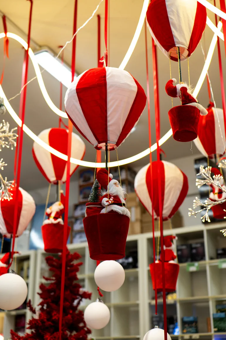 Mongolfiere rosse e bianche appese, con sfere bianche
