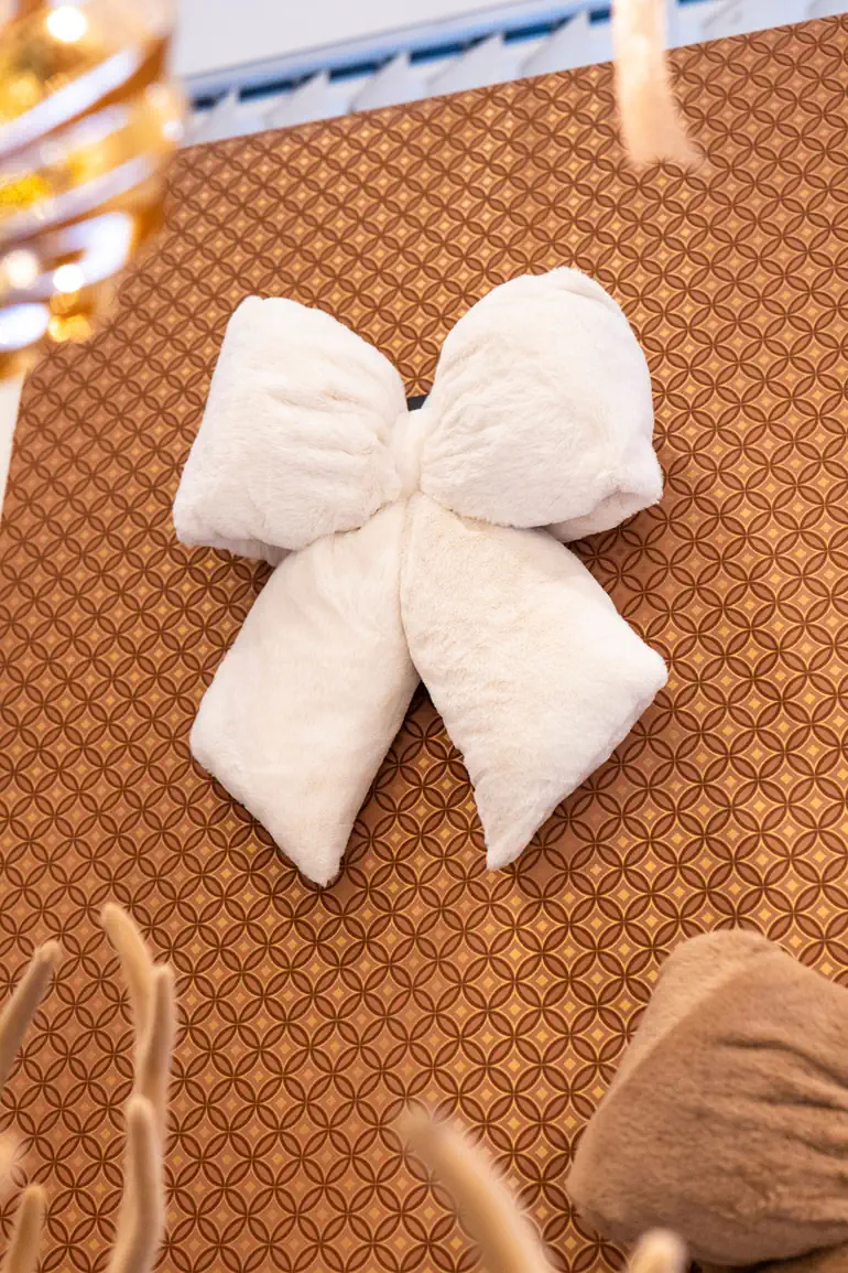 Fiocco imbottito bianco su parete a motivo caramello